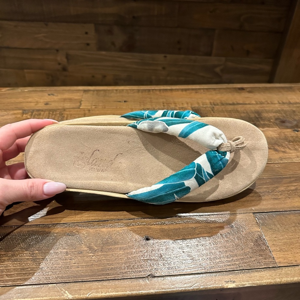 Island slippers leather size 8 women’s
